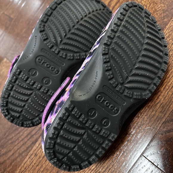 NWT PINK /PURPLE Classic Animal Print Crocs Youth size J6 Papaya Leopard shoes - Picture 2 of 3